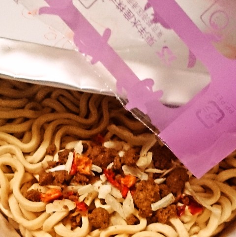 マルちゃん「ａｊｉｔｏ ｉｓｍ(アジトイズム)ピザ味まぜそば」