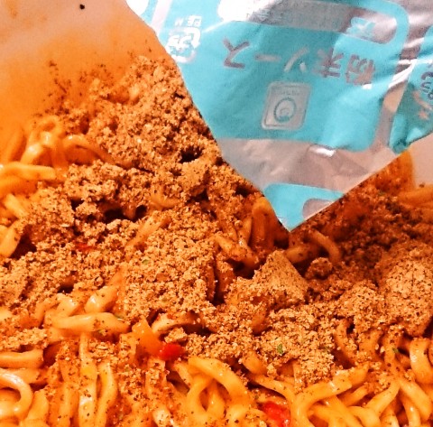 マルちゃん「ａｊｉｔｏ ｉｓｍ(アジトイズム)ピザ味まぜそば」