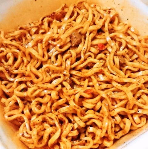 マルちゃん「ａｊｉｔｏ ｉｓｍ(アジトイズム)ピザ味まぜそば」