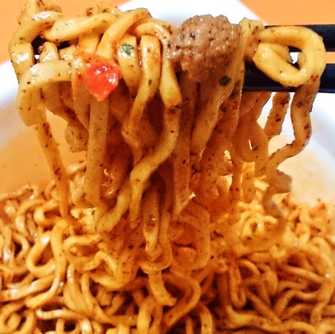 マルちゃん「ａｊｉｔｏ ｉｓｍ(アジトイズム)ピザ味まぜそば」