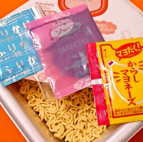 明星「一平ちゃん夜店の焼そば 大盛 たこ焼味」