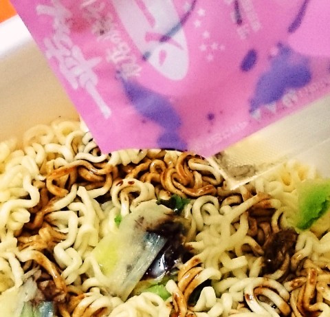 明星「一平ちゃん夜店の焼そば 大盛 たこ焼味」