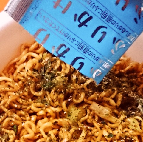 明星「一平ちゃん夜店の焼そば 大盛 たこ焼味」