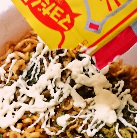 明星「一平ちゃん夜店の焼そば 大盛 たこ焼味」