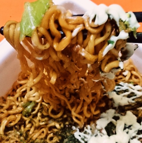 明星「一平ちゃん夜店の焼そば 大盛 たこ焼味」