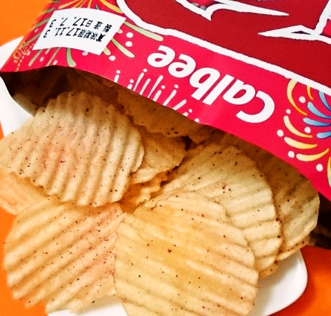 カルビー「夏ポテト 紀州の南高梅味」