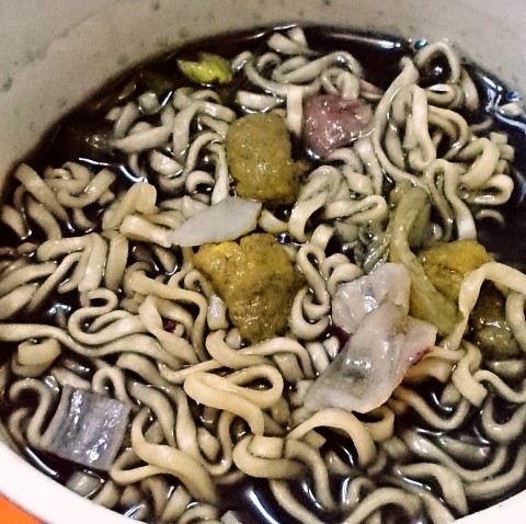 日清「カップヌードル イカ墨ブラックシーフード ビッグ」