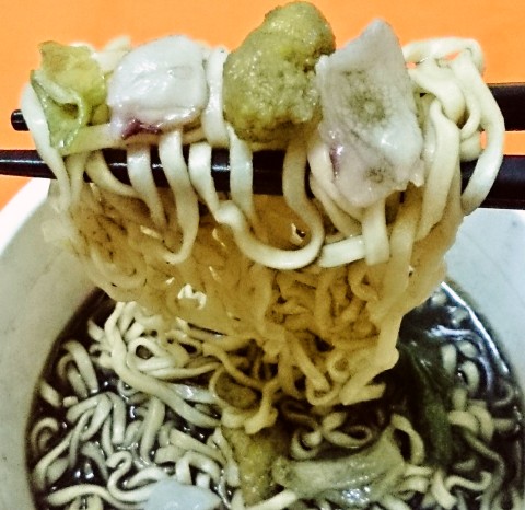 日清「カップヌードル イカ墨ブラックシーフード ビッグ」