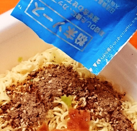 日清「出前一丁まぜそばカップ」