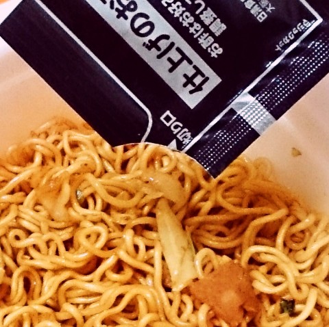 日清「出前一丁まぜそばカップ」