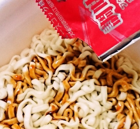 エースコック「おにぎりせんべい味焼うどん」