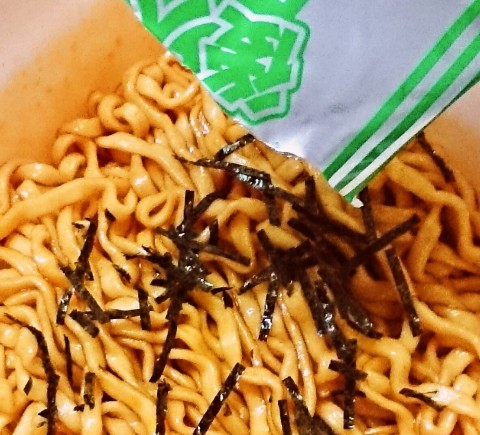 エースコック「おにぎりせんべい味焼うどん」