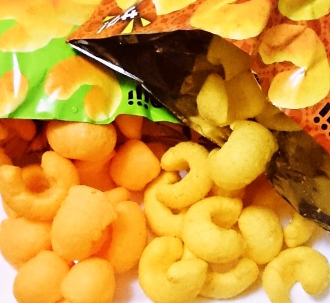 明治「カール チーズあじ」「カール カレーあじ」