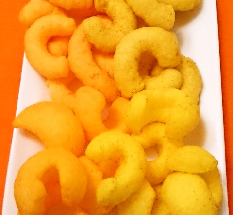 東ハト「ウラキャラコーン・チーズ味」「ウラキャラコーン・カレー味」