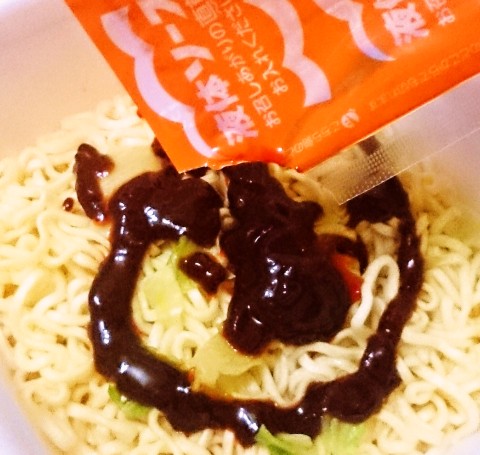 明星「一平ちゃん夜店の焼そば オーロラソース」