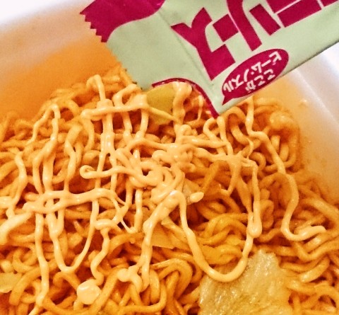 明星「一平ちゃん夜店の焼そば オーロラソース」