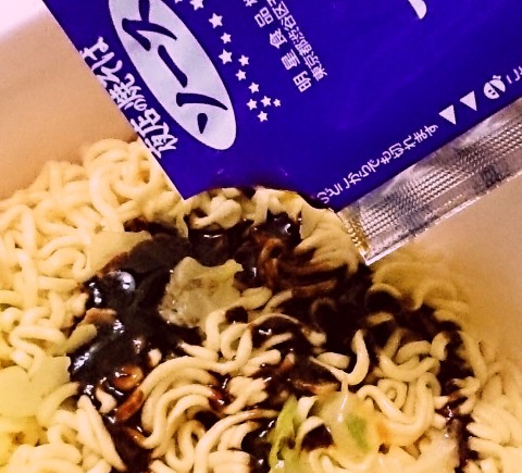 明星「一平ちゃん夜店の焼そば 大盛 ＢＢＱ(バーベキューソース)」