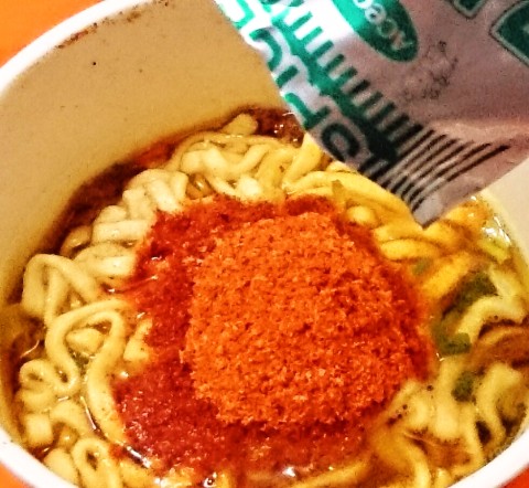 エースコック「タテ型 ＥＤＧＥ 辛節かけすぎカレーうどん」