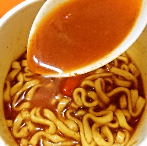 エースコック「タテ型 ＥＤＧＥ 辛節かけすぎカレーうどん」