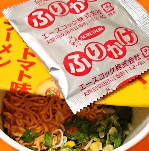 エースコック「タテ型 ＥＤＧＥ チーズかけすぎチリトマト味ラーメン」