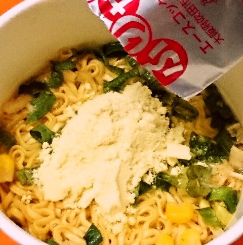 エースコック「タテ型 ＥＤＧＥ チーズかけすぎチリトマト味ラーメン」