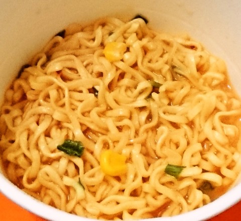 エースコック「タテ型 ＥＤＧＥ チーズかけすぎチリトマト味ラーメン」