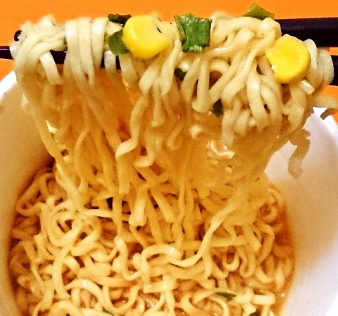 エースコック「タテ型 ＥＤＧＥ チーズかけすぎチリトマト味ラーメン」