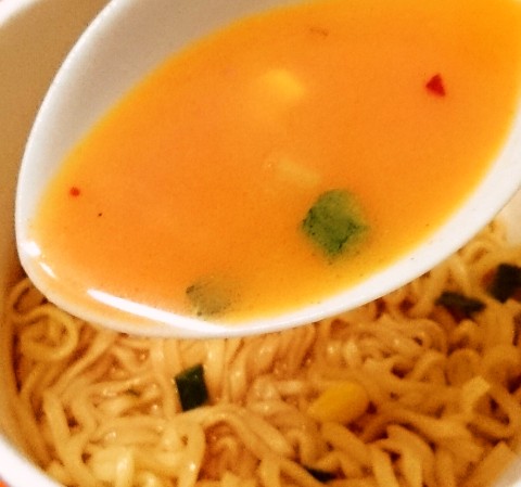 エースコック「タテ型 ＥＤＧＥ チーズかけすぎチリトマト味ラーメン」