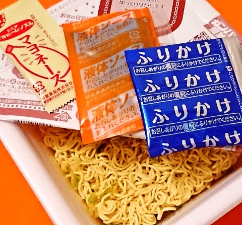 明星「一平ちゃん夜店の焼そば 受験生応援！ポン酢鰹醤油味」