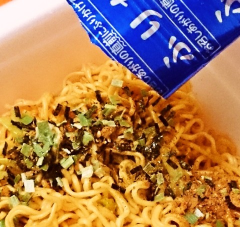 明星「一平ちゃん夜店の焼そば 受験生応援！ポン酢鰹醤油味」