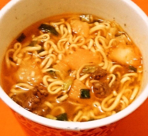 サッポロ一番「カップスター 桃屋のキムチの素使用 キムチ鍋風ラーメン」