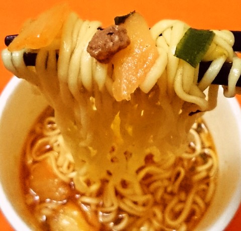 サッポロ一番「カップスター 桃屋のキムチの素使用 キムチ鍋風ラーメン」