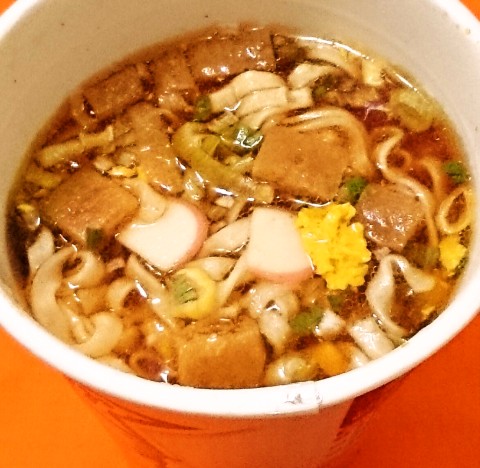 サッポロ一番「カップスター 桃屋の江戸むらさき ごはんですよ！使用 のりしょうゆ味うどん」