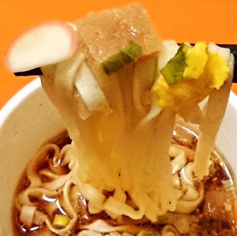 サッポロ一番「カップスター 桃屋の江戸むらさき ごはんですよ！使用 のりしょうゆ味うどん」