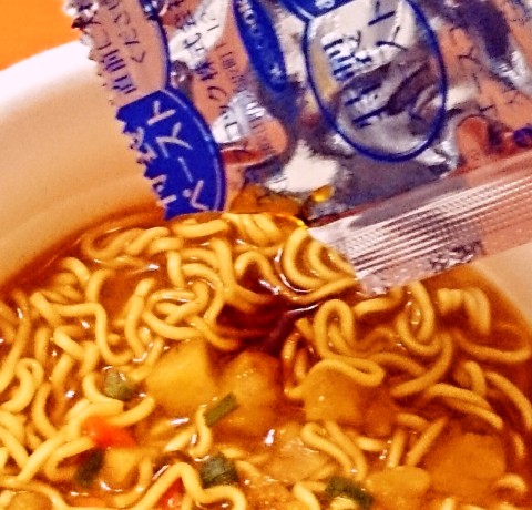 エースコック「スーパーカップ１．５倍 ボンカレーゴールド辛口風 カレーラーメン」