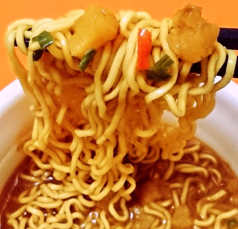 エースコック「スーパーカップ１．５倍 ボンカレーゴールド辛口風 カレーラーメン」