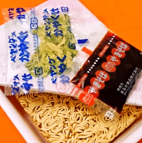 まるか食品「ペヨング 激辛やきそば」
