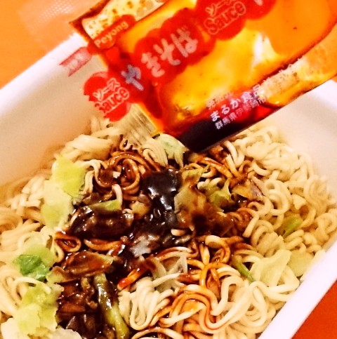 まるか食品「ペヨング 激辛やきそば」