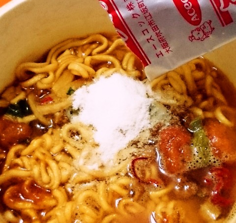 エースコック「ＣｏＣｏ壱番屋監修 フライドチキン入りカレーラーメン チーズトッピング」