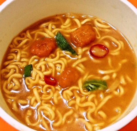 エースコック「ＣｏＣｏ壱番屋監修 フライドチキン入りカレーラーメン チーズトッピング」