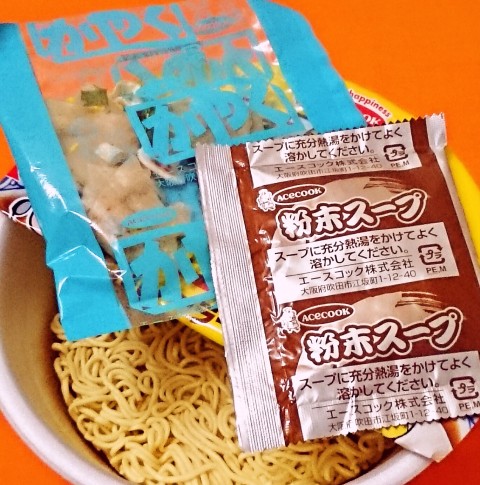 エースコック「ワンタンメンどんぶり カレーラーメン」