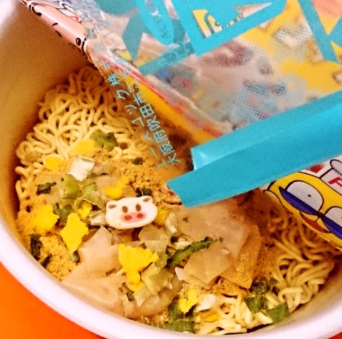 エースコック「ワンタンメンどんぶり カレーラーメン」