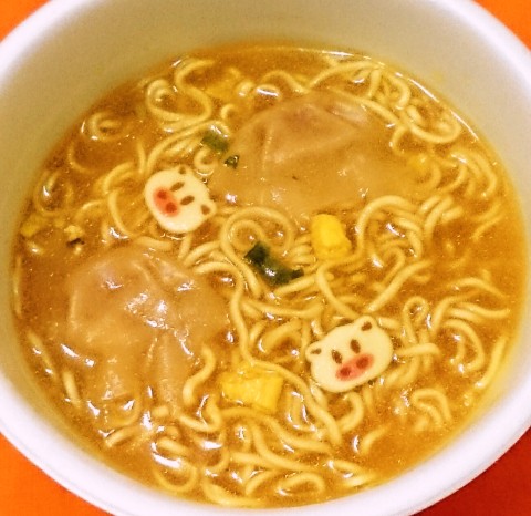 エースコック「ワンタンメンどんぶり カレーラーメン」