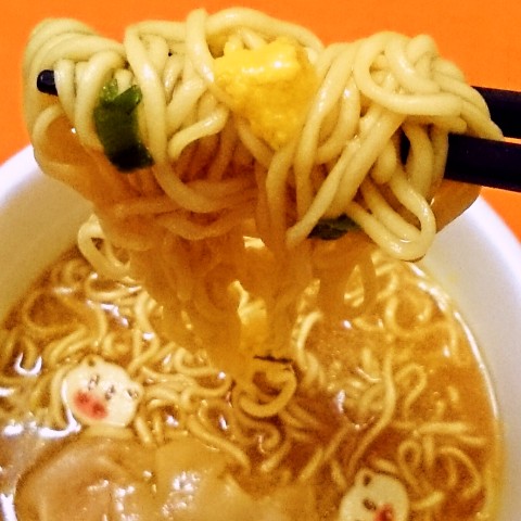 エースコック「ワンタンメンどんぶり カレーラーメン」