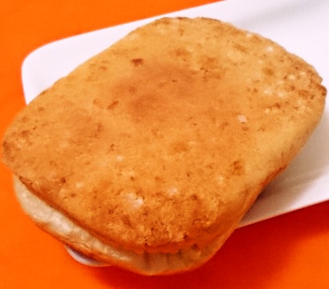 ヤマザキ「ザクザククッキーパン(練乳クリーム)ホームパイ使用」