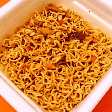 マルちゃん「黒い豚カレー焼そば」