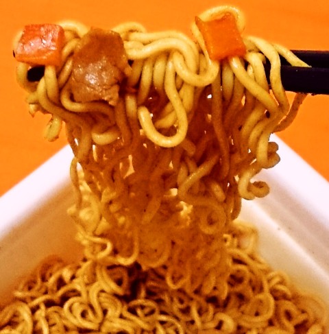 マルちゃん「黒い豚カレー焼そば」