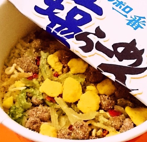 サッポロ一番「塩らーめん ピリ辛 タテ型カップ」