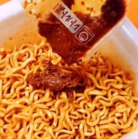 マルちゃん「でかまる ＲＥＤ汁なし担々麺」