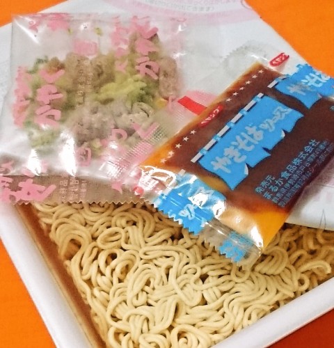 まるか食品「ペヤング ホルモン入りやきそば 甘辛味噌味」